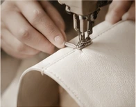 白い革を縫製する工房のイメージ